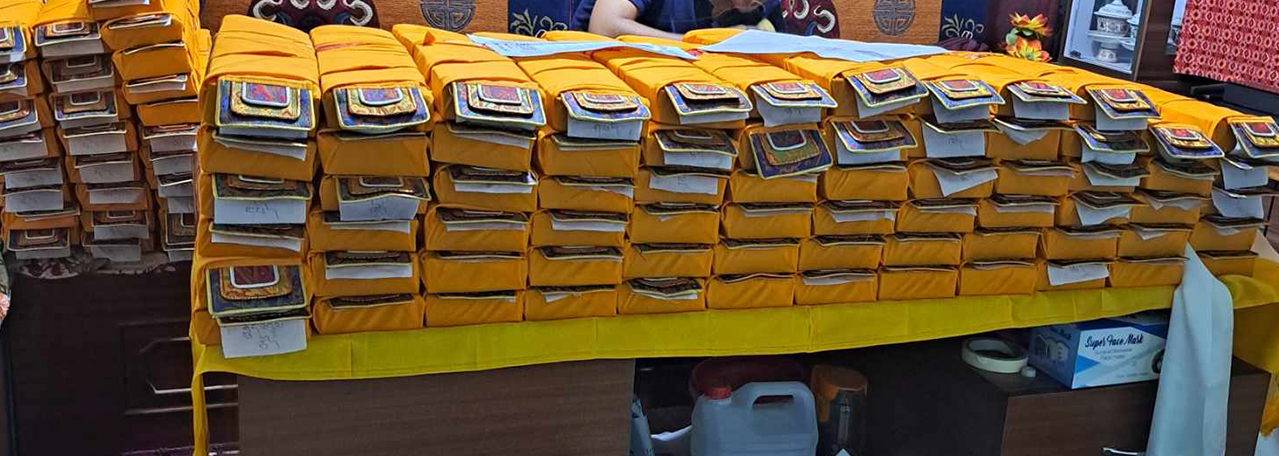 चलचित्र निर्माता तथा कलाकार फरादेण्डी लामा शेर्पा द्वारा पिके सेवा केन्द्रलाई काङग्युर वितरण