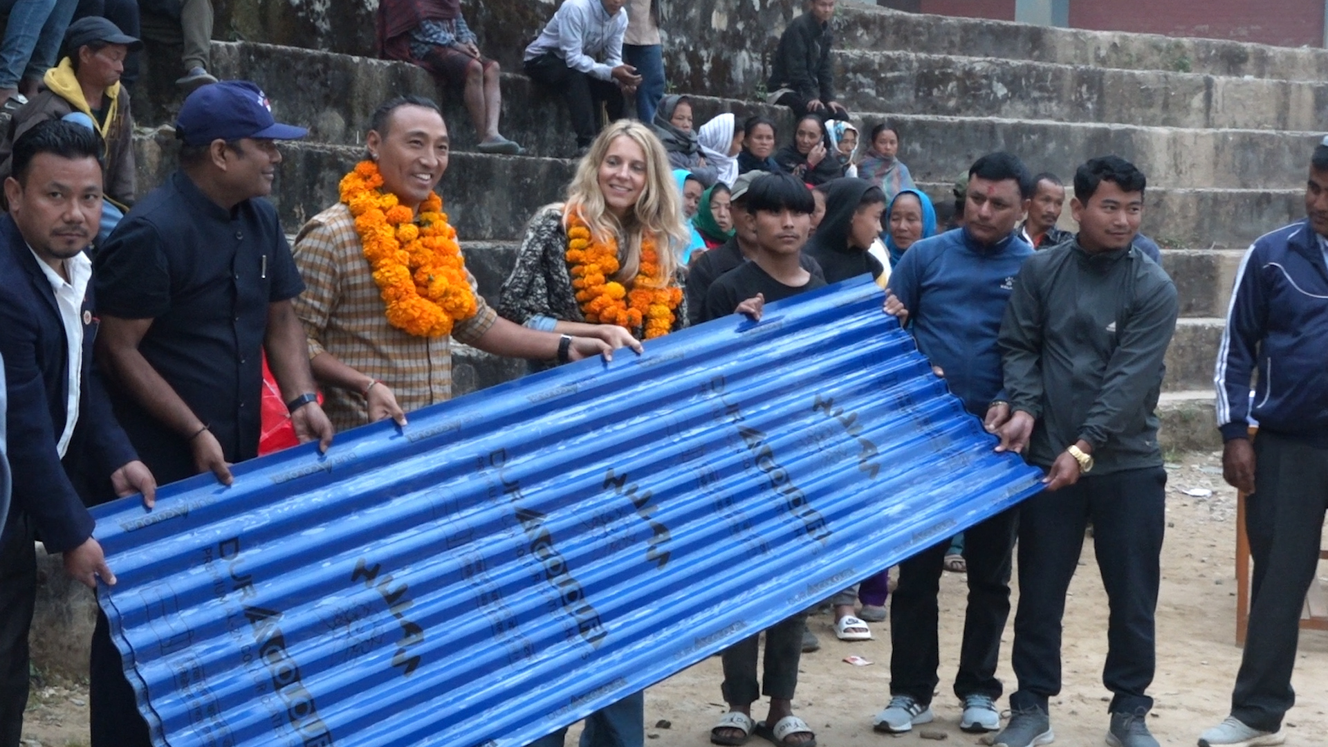 डा. पासाङ काजी लामा द्वारा बाढीपहिरो पीडितलाई ४४ परिवारलाई जस्तापाता वितरण